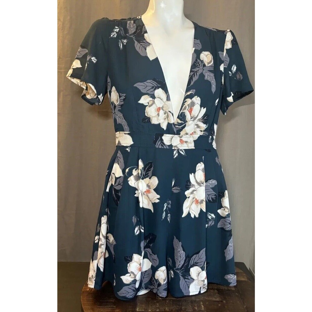 ASTR The Label Revolve Deep V Cut Green Floral Flowers Romper Size Medium
